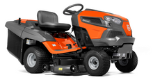 Laden Sie das Bild in den Galerie-Viewer, HUSQVARNA TC 242 T mit Schneeschild 120Plus &amp; Gartentraktoren Anhänger 275