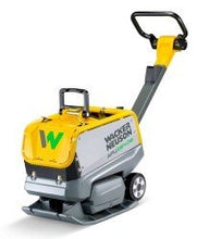 Laden Sie das Bild in den Galerie-Viewer, WACKER NEUSON APU 2840e – Akku Rüttelplatte reversierbar mit 180 kg