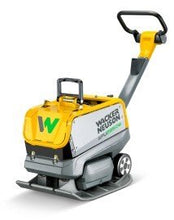 Laden Sie das Bild in den Galerie-Viewer, WACKER NEUSON APU 2850e – Akku Rüttelplatte reversierbar mit 183 kg