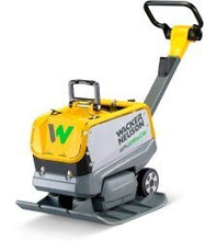 Laden Sie das Bild in den Galerie-Viewer, WACKER NEUSON APU 2860e – Akku Rüttelplatte reversierbar mit 192 kg