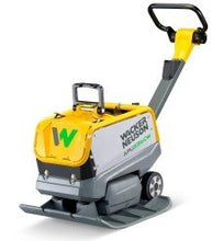 Laden Sie das Bild in den Galerie-Viewer, WACKER NEUSON APU 3360e – Akku Rüttelplatte reversierbar mit 229 kg