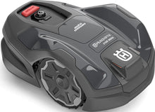 Laden Sie das Bild in den Galerie-Viewer, Husqvarna Automower 310E NERA kabelloser Betrieb mit Zubehör möglich – Modell 2024