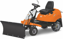 Laden Sie das Bild in den Galerie-Viewer, STIHL Aufsitzmäher RT 4082 Winterpaket mit Schneeschild und Schneeketten – Modell 2025-Neu